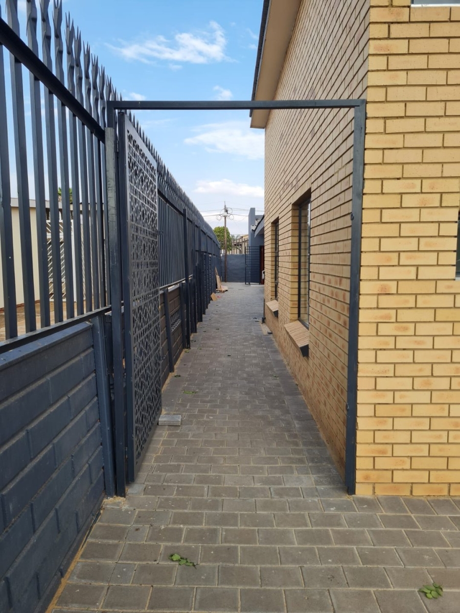 Commercial Property for Sale in Lenasia Ext 5 Gauteng