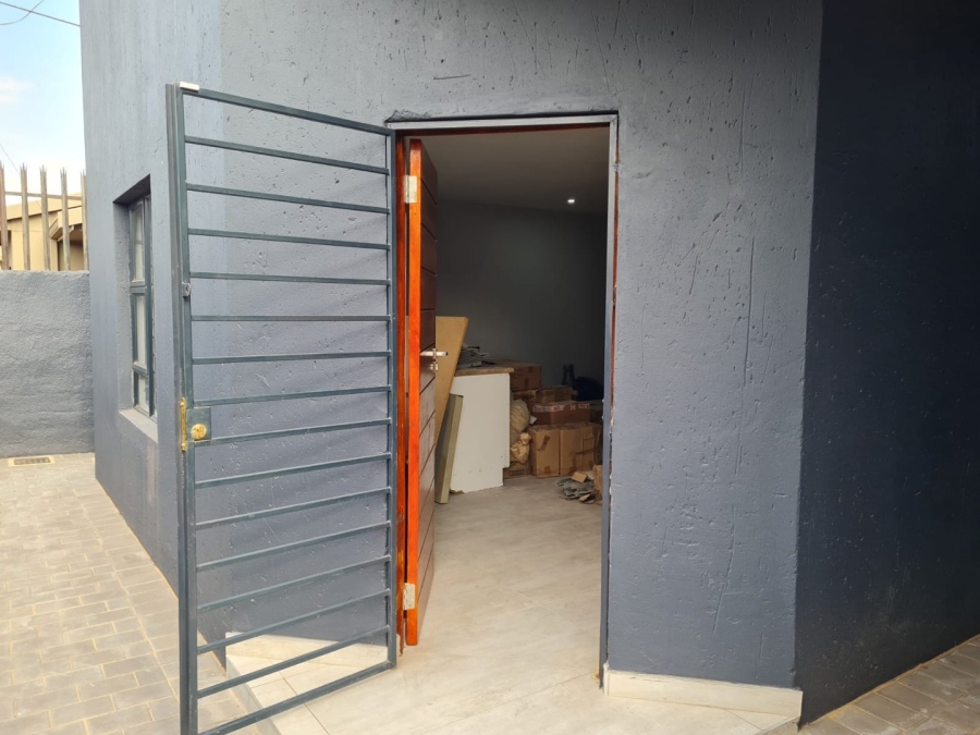 Commercial Property for Sale in Lenasia Ext 5 Gauteng