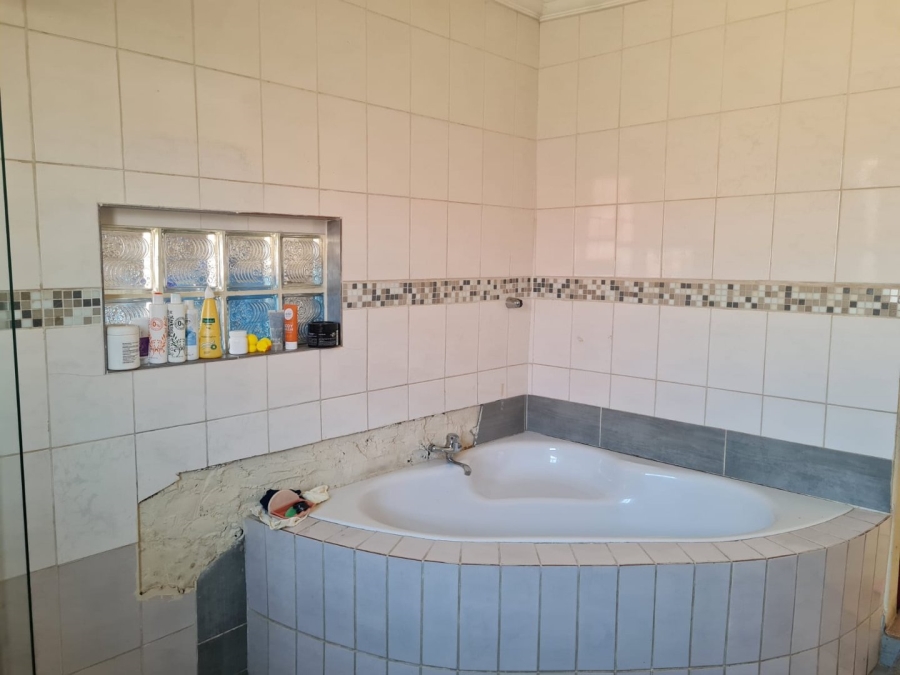 5 Bedroom Property for Sale in Lenasia South Gauteng