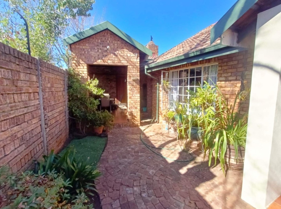 To Let 2 Bedroom Property for Rent in Clubview Gauteng