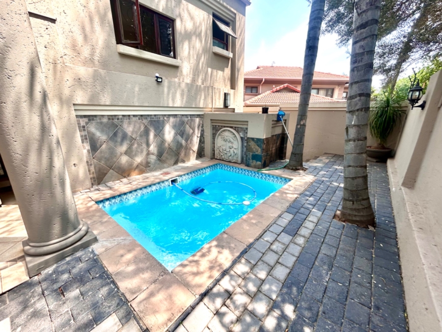 6 Bedroom Property for Sale in Faerie Glen Gauteng