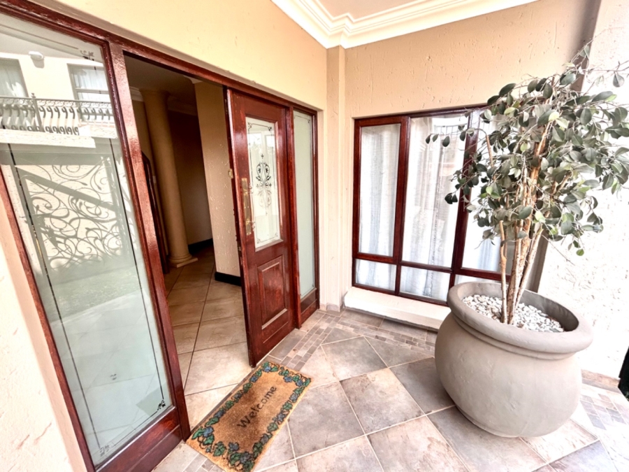 6 Bedroom Property for Sale in Faerie Glen Gauteng