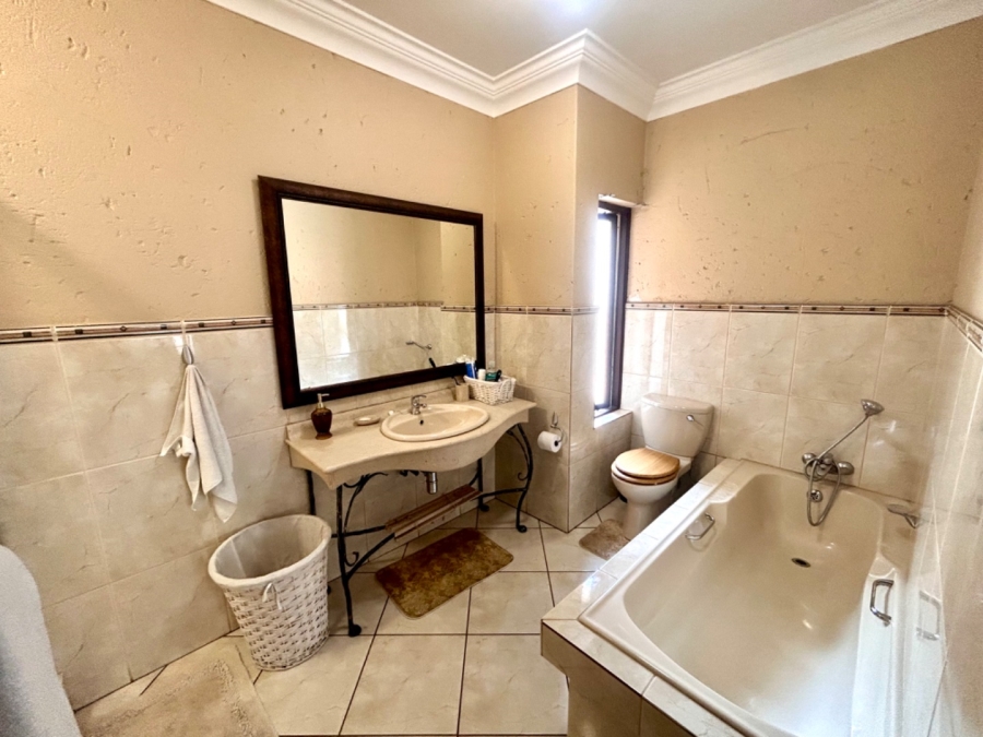 6 Bedroom Property for Sale in Faerie Glen Gauteng