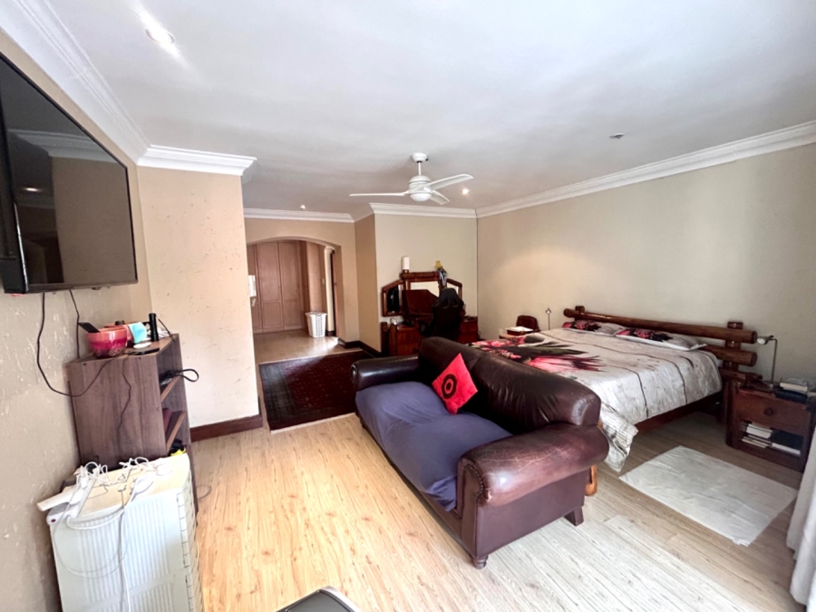 6 Bedroom Property for Sale in Faerie Glen Gauteng