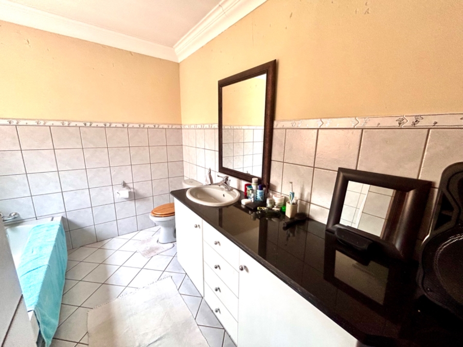 6 Bedroom Property for Sale in Faerie Glen Gauteng