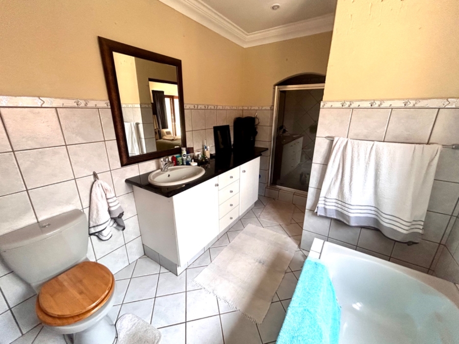 6 Bedroom Property for Sale in Faerie Glen Gauteng