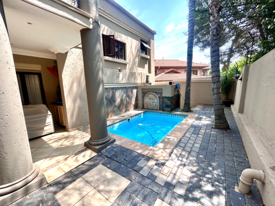 6 Bedroom Property for Sale in Faerie Glen Gauteng