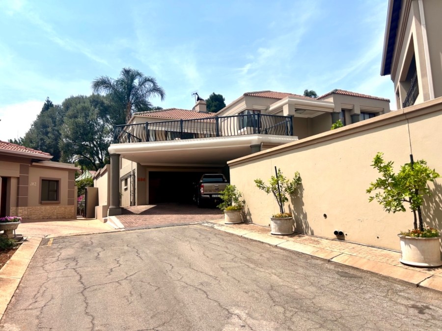 6 Bedroom Property for Sale in Faerie Glen Gauteng