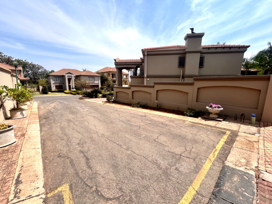 6 Bedroom Property for Sale in Faerie Glen Gauteng