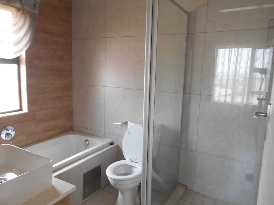 To Let 3 Bedroom Property for Rent in Louwlardia Gauteng