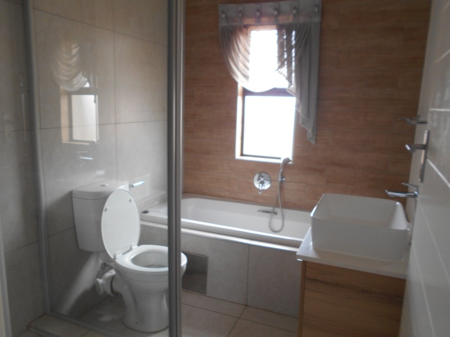 To Let 3 Bedroom Property for Rent in Louwlardia Gauteng