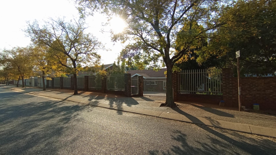 3 Bedroom Property for Sale in Rooihuiskraal Gauteng