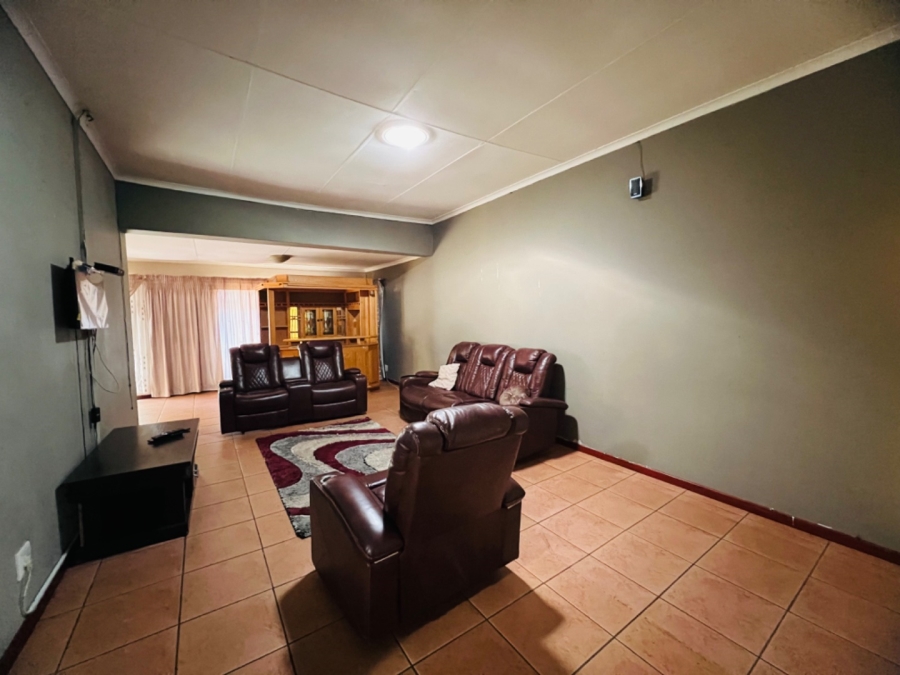 4 Bedroom Property for Sale in Garsfontein Gauteng