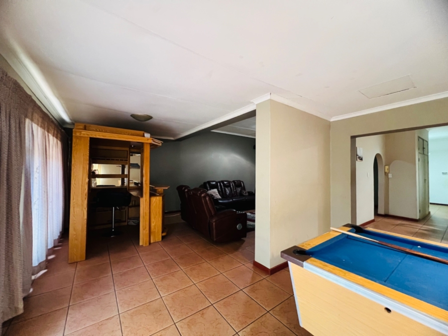 4 Bedroom Property for Sale in Garsfontein Gauteng