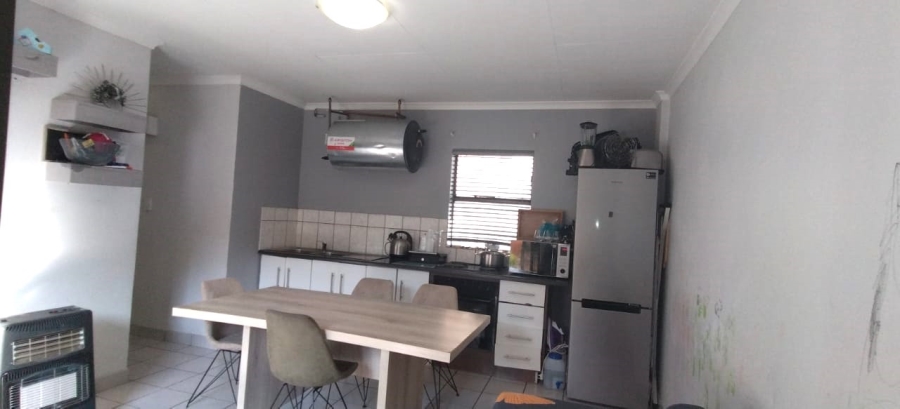 2 Bedroom Property for Sale in Die Hoewes Gauteng