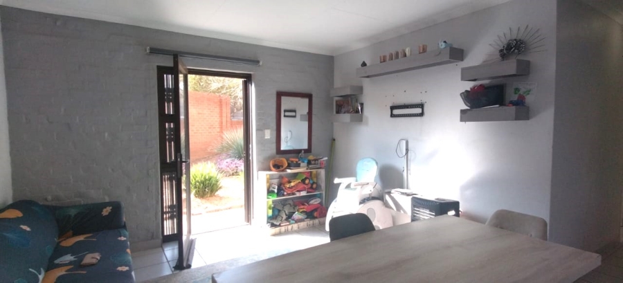 2 Bedroom Property for Sale in Die Hoewes Gauteng