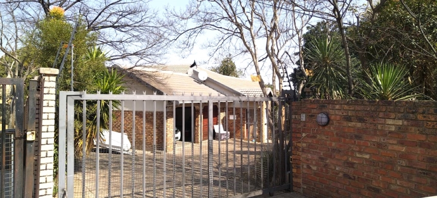 4 Bedroom Property for Sale in Rooihuiskraal Gauteng