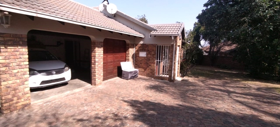 4 Bedroom Property for Sale in Rooihuiskraal Gauteng