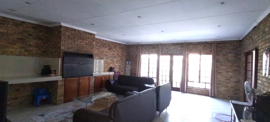 4 Bedroom Property for Sale in Rooihuiskraal Gauteng