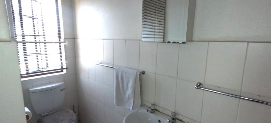 4 Bedroom Property for Sale in Rooihuiskraal Gauteng