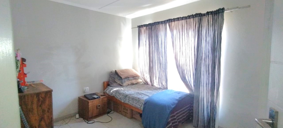 2 Bedroom Property for Sale in Rooihuiskraal North Gauteng