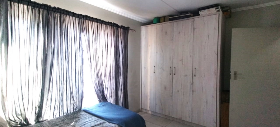 2 Bedroom Property for Sale in Rooihuiskraal North Gauteng