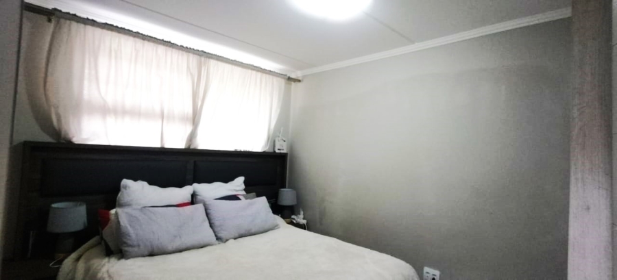 2 Bedroom Property for Sale in Rooihuiskraal North Gauteng