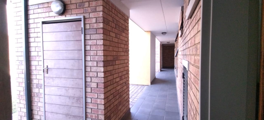 2 Bedroom Property for Sale in Rooihuiskraal North Gauteng