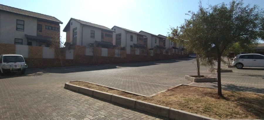 2 Bedroom Property for Sale in Rooihuiskraal North Gauteng