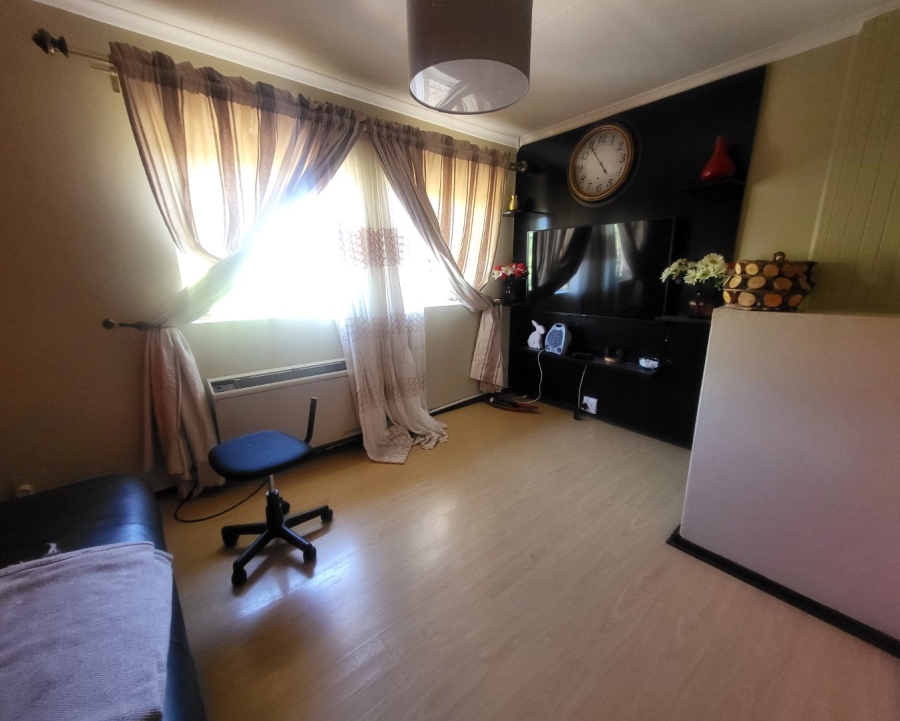 4 Bedroom Property for Sale in Faerie Glen Gauteng