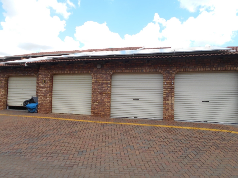 To Let 2 Bedroom Property for Rent in Zwartkop Gauteng