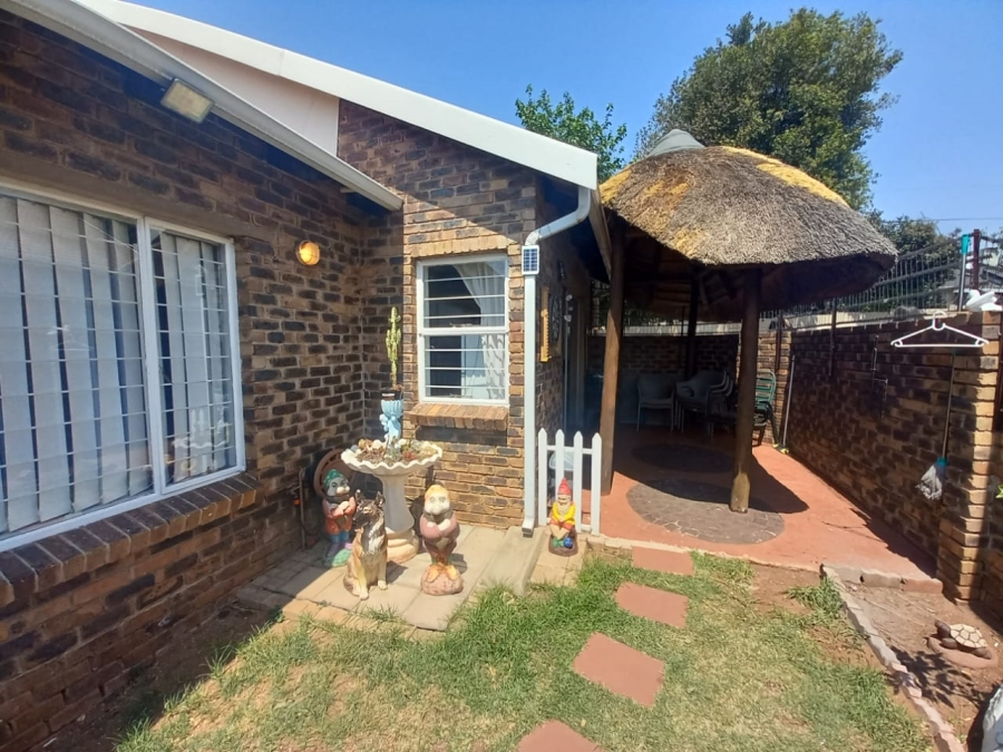 2 Bedroom Property for Sale in Noordheuwel Gauteng