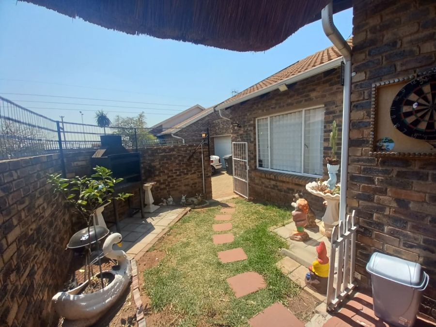 2 Bedroom Property for Sale in Noordheuwel Gauteng