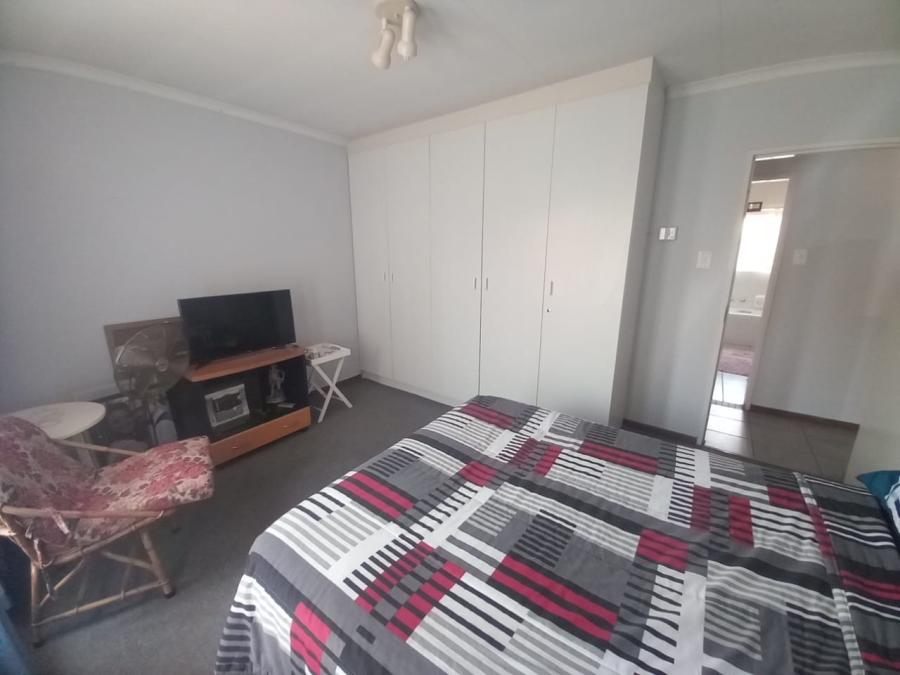 2 Bedroom Property for Sale in Noordheuwel Gauteng