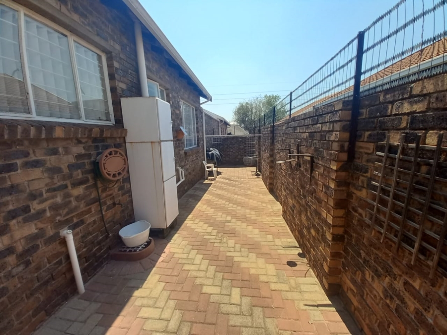 2 Bedroom Property for Sale in Noordheuwel Gauteng