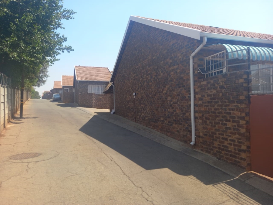 2 Bedroom Property for Sale in Noordheuwel Gauteng