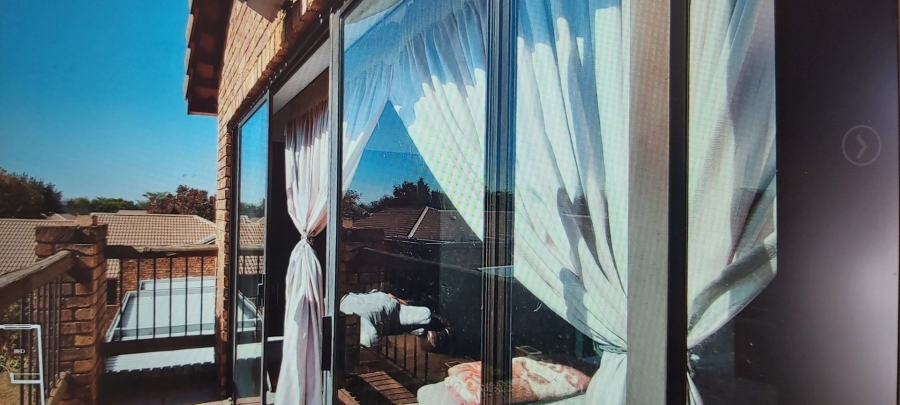 5 Bedroom Property for Sale in Glen Marais Gauteng