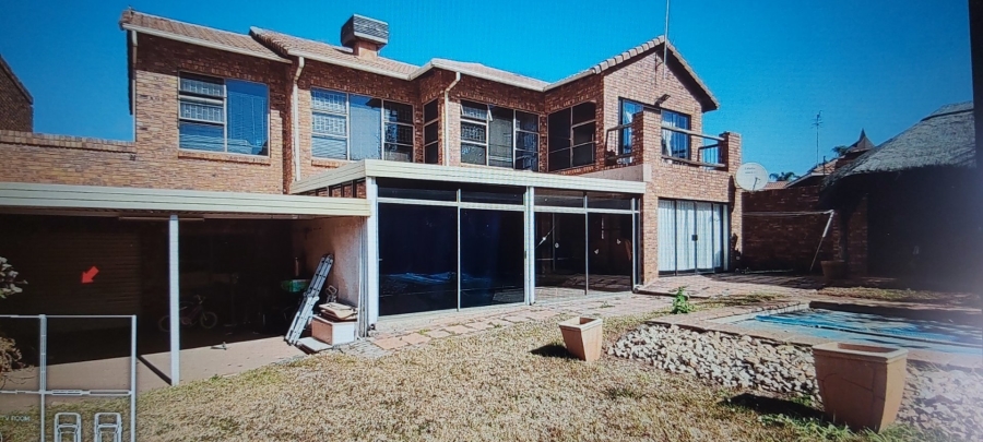 5 Bedroom Property for Sale in Glen Marais Gauteng