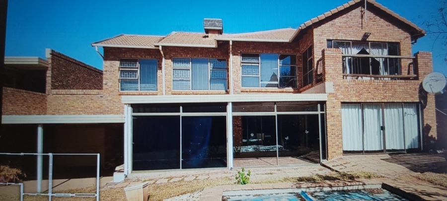 5 Bedroom Property for Sale in Glen Marais Gauteng