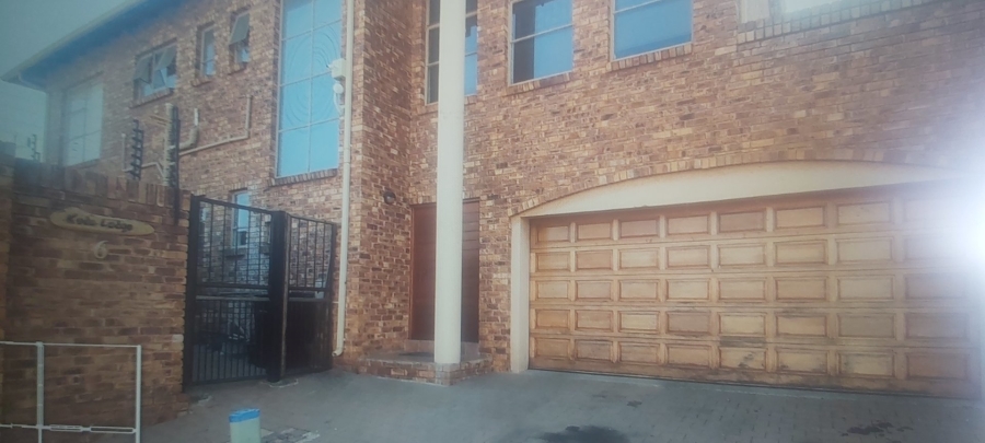 5 Bedroom Property for Sale in Glen Marais Gauteng