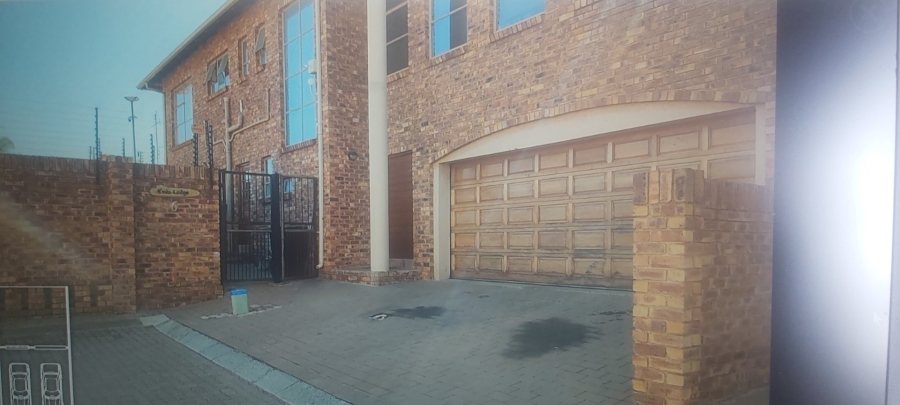 5 Bedroom Property for Sale in Glen Marais Gauteng