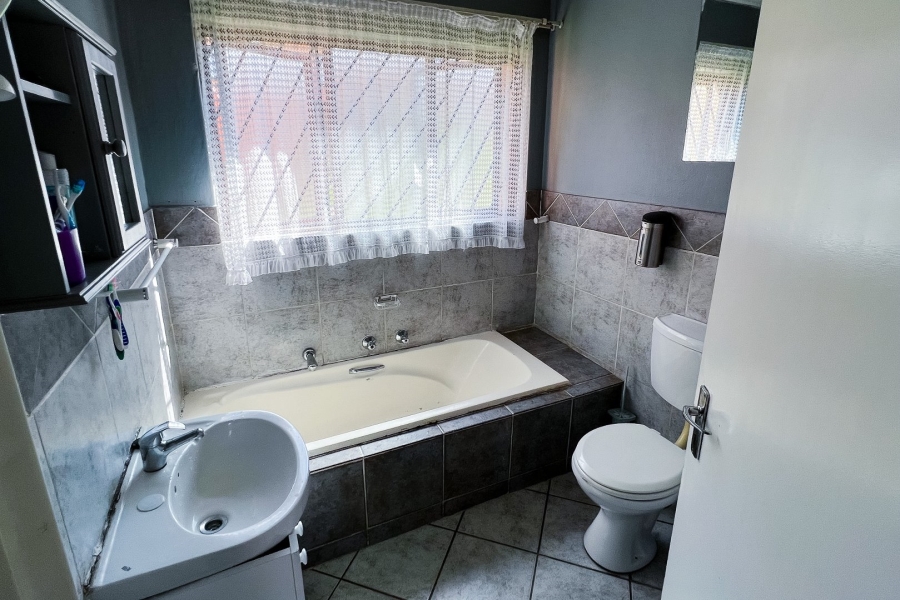 2 Bedroom Property for Sale in Mondeor Gauteng