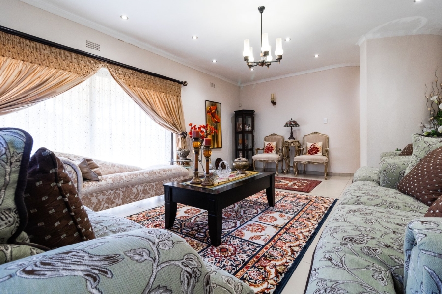 5 Bedroom Property for Sale in Mondeor Gauteng