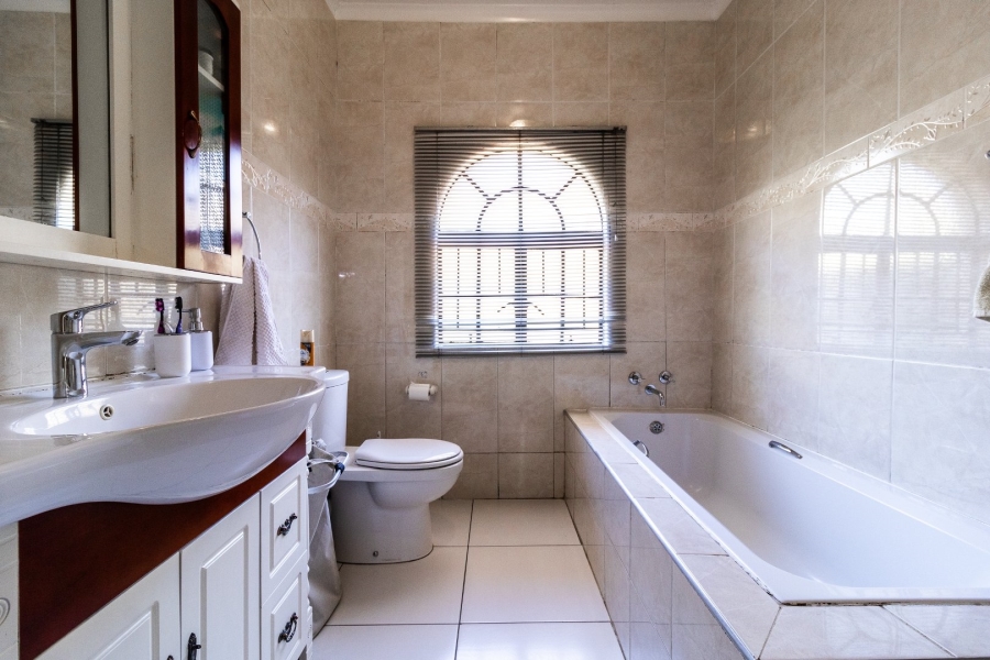 5 Bedroom Property for Sale in Mondeor Gauteng