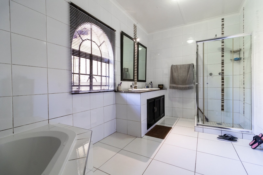 5 Bedroom Property for Sale in Mondeor Gauteng