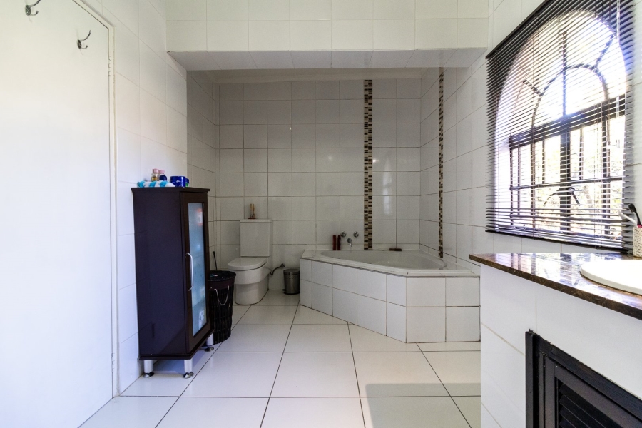 5 Bedroom Property for Sale in Mondeor Gauteng