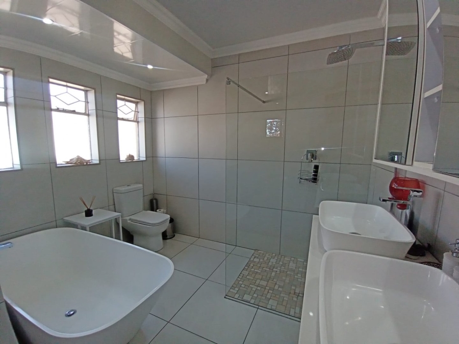 4 Bedroom Property for Sale in Rant En Dal Gauteng