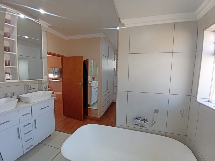 4 Bedroom Property for Sale in Rant En Dal Gauteng