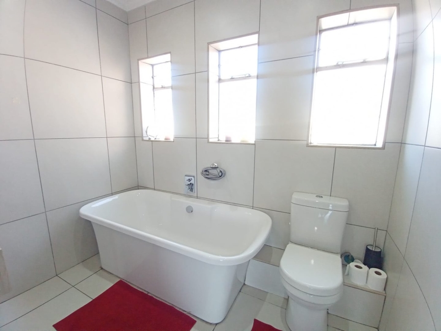 4 Bedroom Property for Sale in Rant En Dal Gauteng