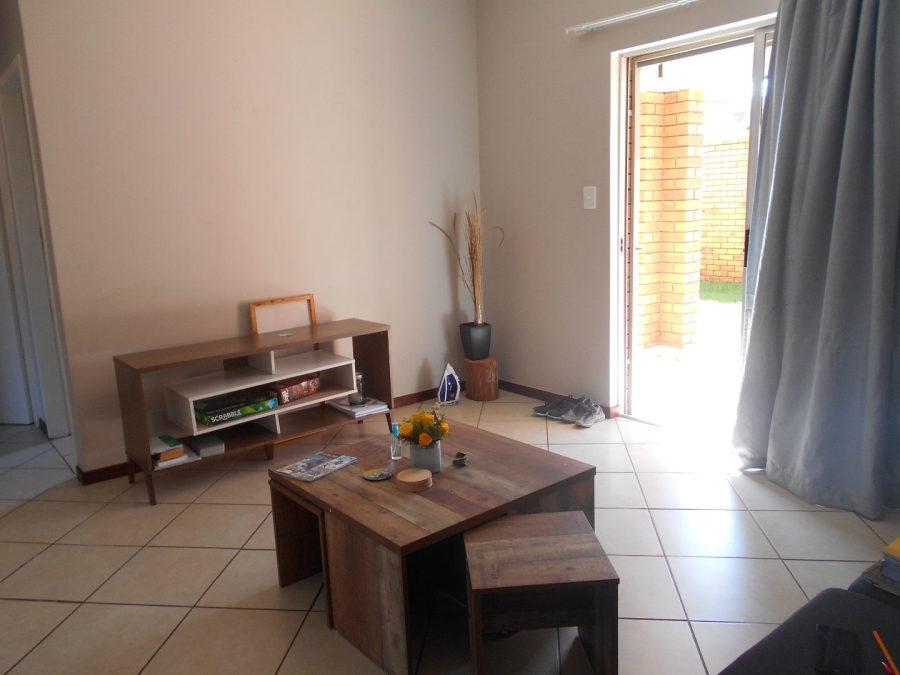 To Let 2 Bedroom Property for Rent in Monavoni Gauteng